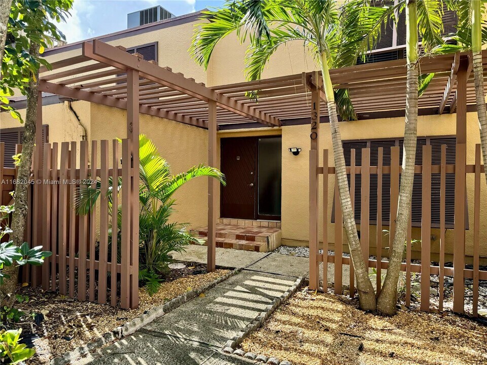 1320 W Golfview Dr in Pembroke Pines, FL - Building Photo