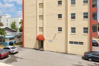 Sir William Apartments in Hollywood, FL - Building Photo - Building Photo