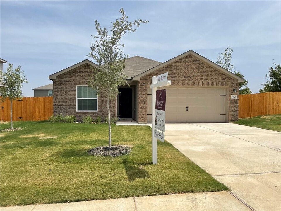 100 Fairfax Ln in Jarrell, TX - Building Photo