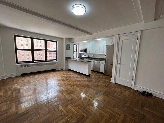 137 E 38th St, Unit 12G in New York, NY - Building Photo - Building Photo