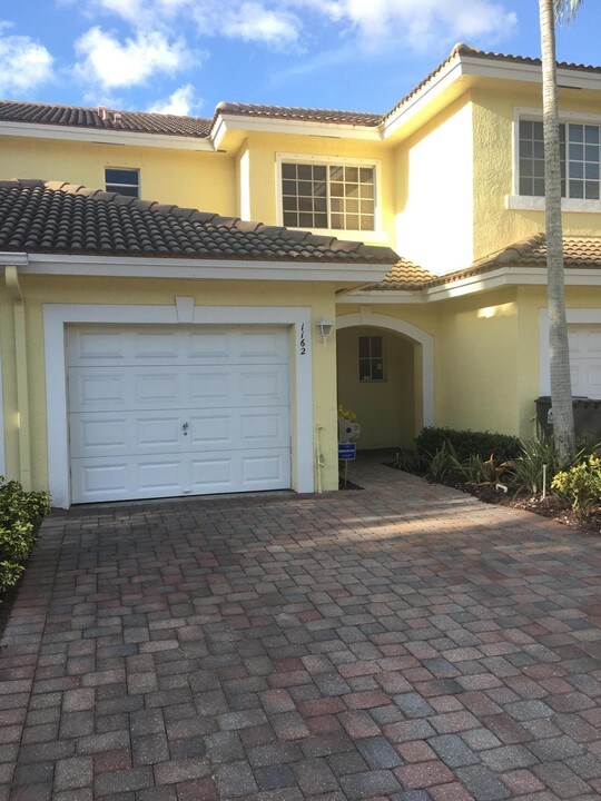 1162 Imperial Lake Rd in West Palm Beach, FL - Building Photo