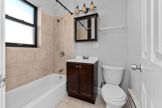 3702 N Pine Grove Ave, Unit 3720.5-E3 in Chicago, IL - Building Photo - Building Photo