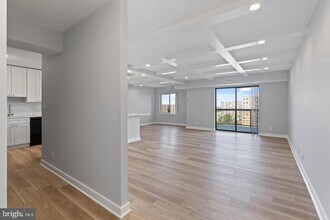 8370 Greensboro Dr, Unit #1009 in McLean, VA - Foto de edificio - Building Photo