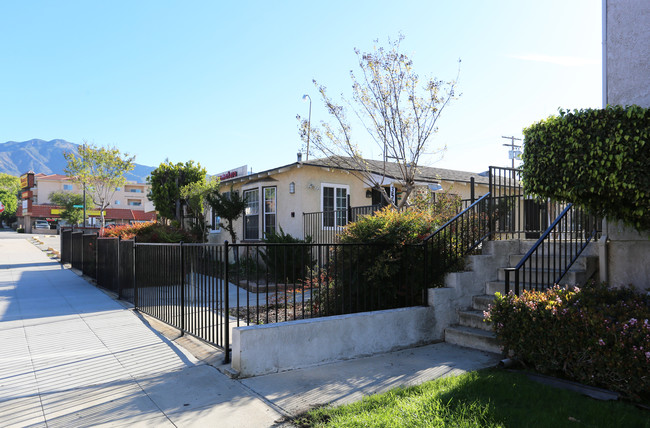 356 E Santa Anita Ave in Burbank, CA - Building Photo - Building Photo