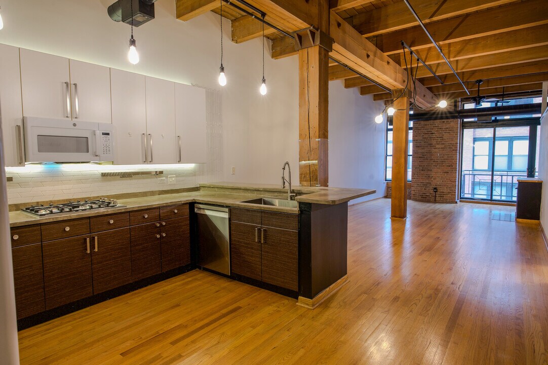 701 W Jackson Blvd in Chicago, IL - Building Photo