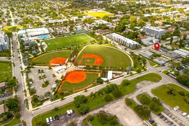 411 SE 3rd Ave in Hallandale Beach, FL - Foto de edificio - Building Photo