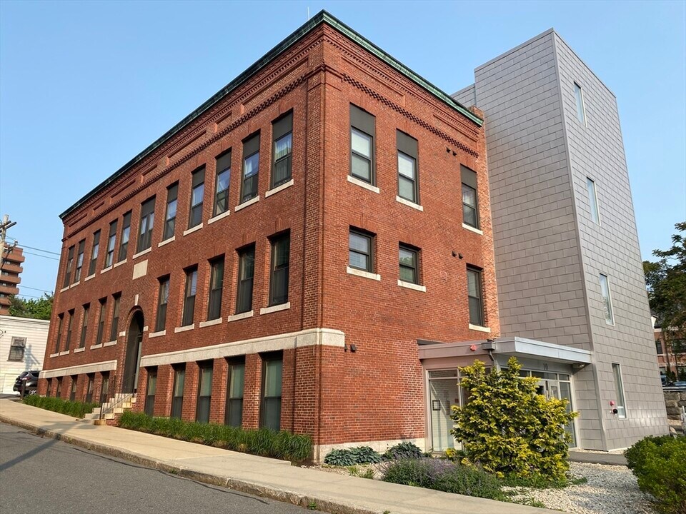 10 Merrymount Rd in Quincy, MA - Building Photo