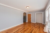 550 W Arlington Pl, Unit 304 in Chicago, IL - Foto de edificio - Building Photo