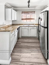 4050 Pacific Harbors Dr in Las Vegas, NV - Foto de edificio - Building Photo