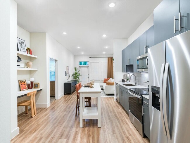 property at 641 W Crosstimbers St