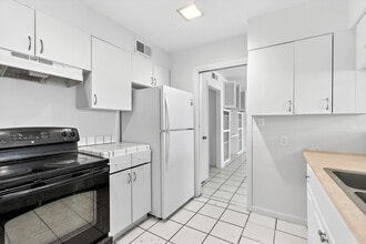 202-244 W Shields Ave in Fresno, CA - Building Photo - Building Photo