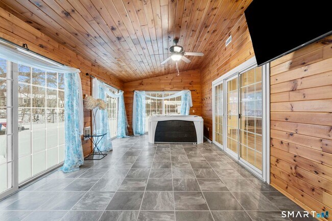 125 Birchwood Dr in Torrington, CT - Building Photo - Building Photo