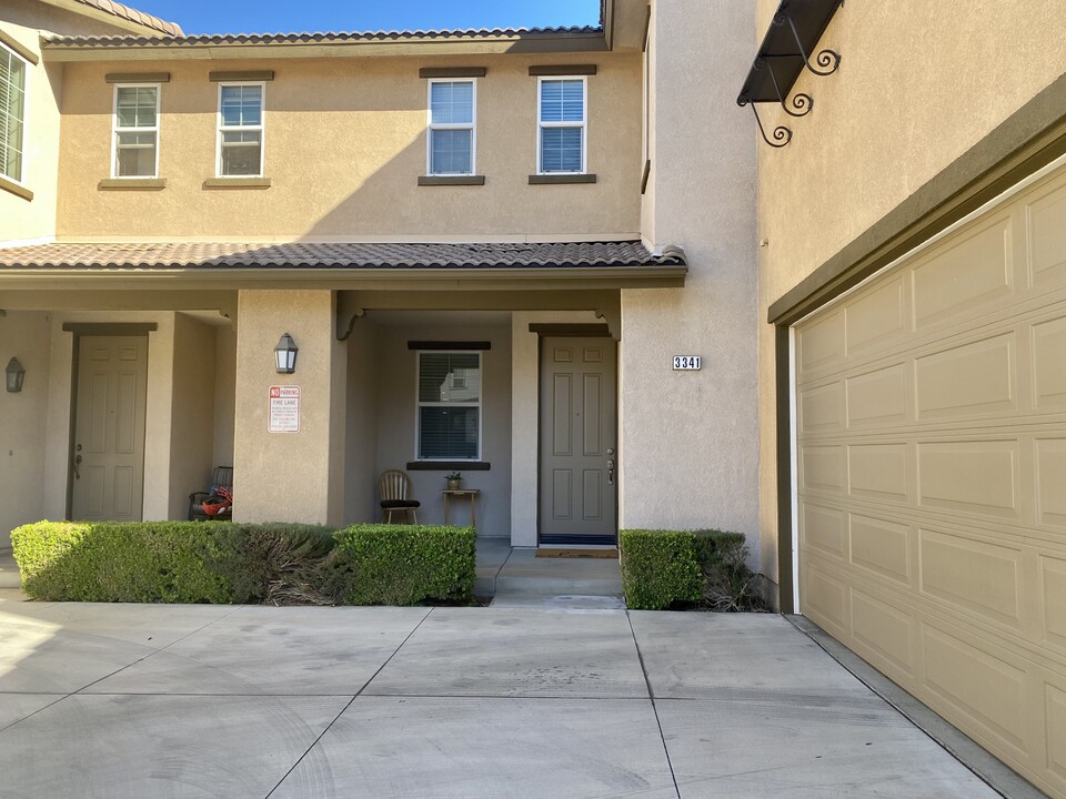 3341 Wind Chime Ln in Perris, CA - Foto de edificio