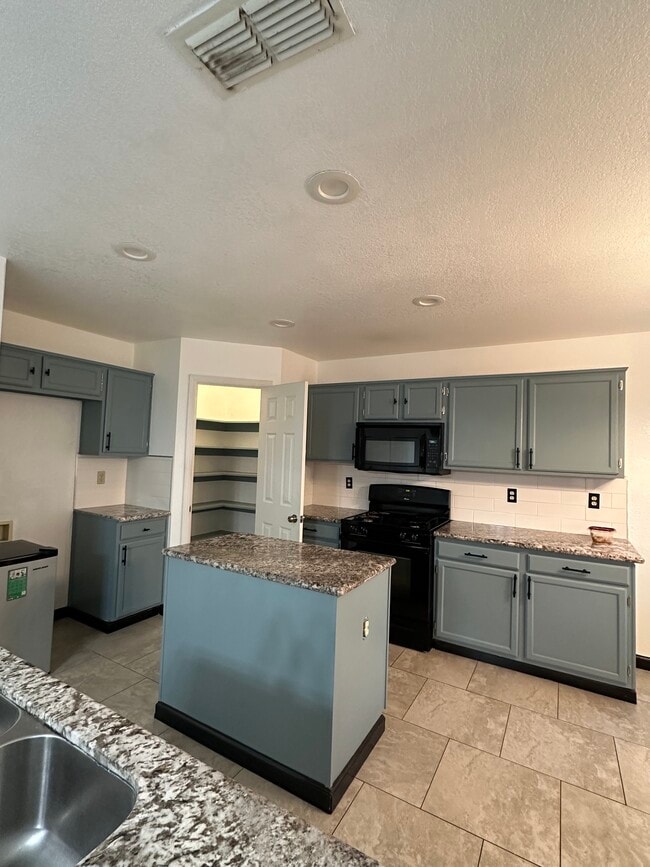 2404 S Fresno Ave in Stockton, CA - Building Photo - Building Photo