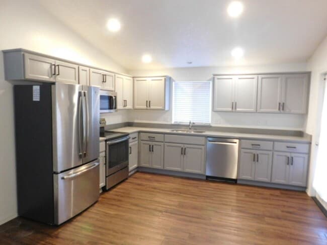 888 Creek Ct NW in Salem, OR - Building Photo - Building Photo