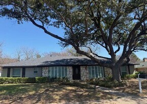 14922 Hillcrest Avenue in Dallas, TX - Building Photo