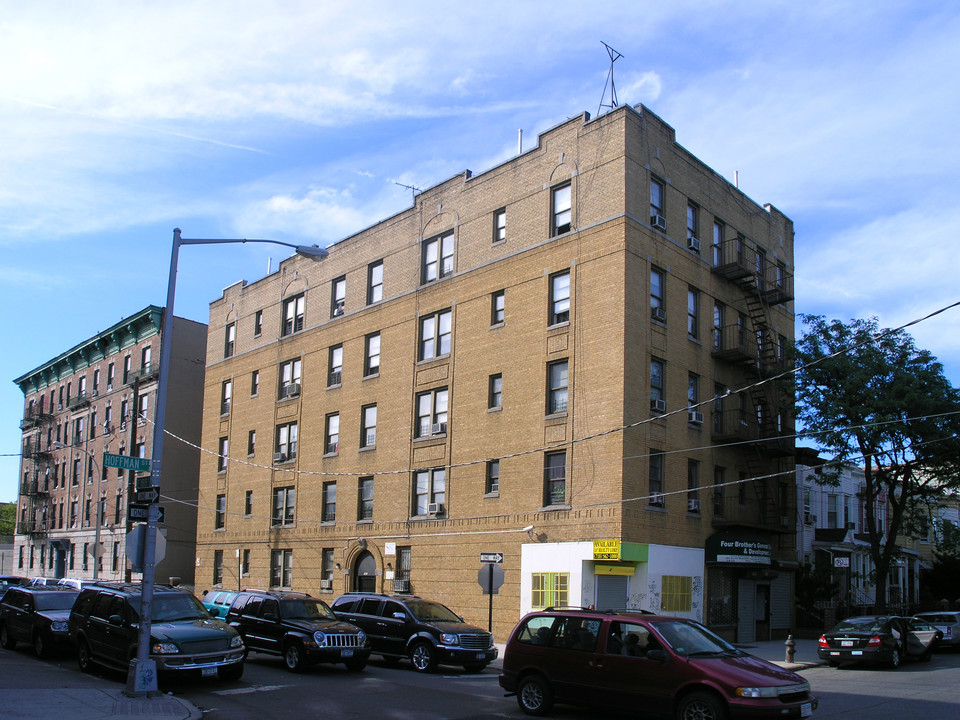 565 E 188th St in Bronx, NY - Building Photo