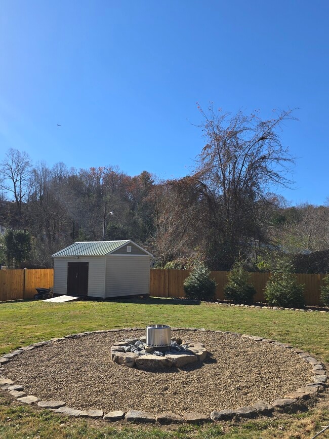 2102 Kingsbury Rd in Hendersonville, NC - Foto de edificio - Building Photo