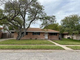 1713 Dallas St in Portland, TX - Building Photo