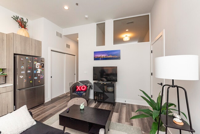 2322 N Clark St, Unit 410 in Chicago, IL - Building Photo - Building Photo