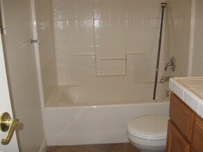 12120 Stonington St in Bakersfield, CA - Foto de edificio - Building Photo