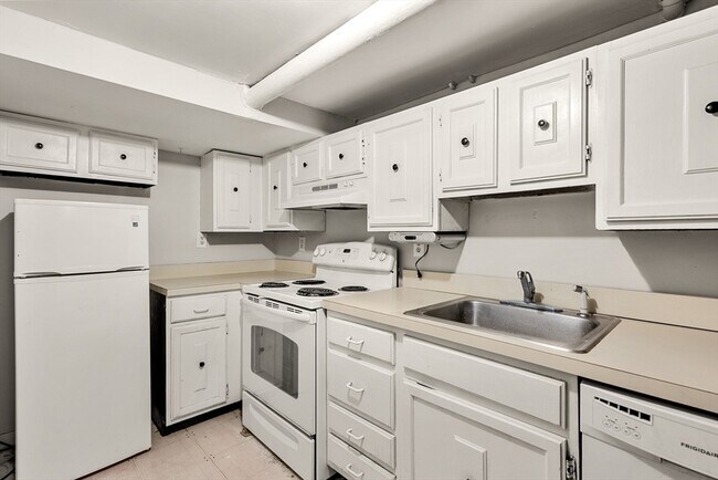1400 Commonwealth Ave in Boston, MA - Building Photo - Building Photo