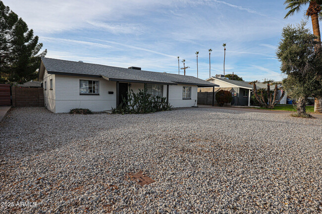 1007 E Montebello Ave in Phoenix, AZ - Foto de edificio - Building Photo