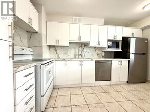 25 Four Winds Dr in Toronto, ON - Building Photo - Building Photo