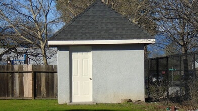 1984 Airstrip Rd in Redding, CA - Building Photo - Building Photo