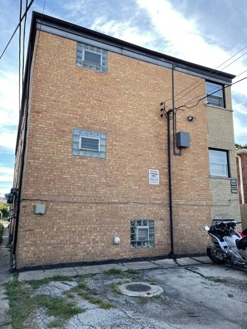 2242 73rd Ave-Unit -GW in Elmwood Park, IL - Building Photo - Building Photo