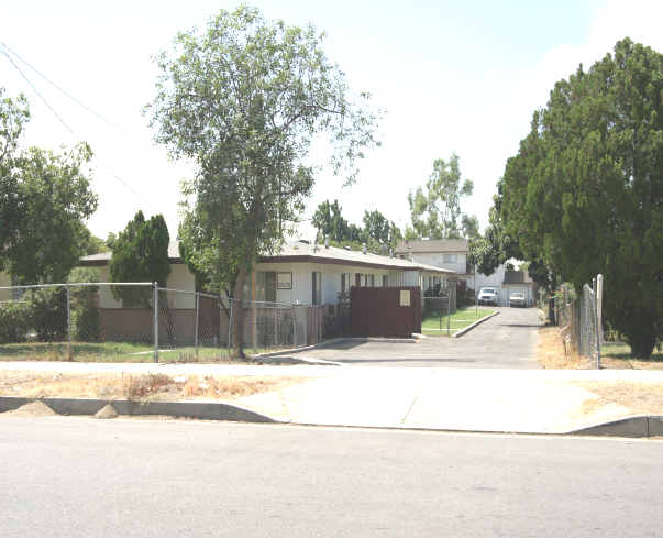 121-131 E South St in Rialto, CA - Foto de edificio - Building Photo