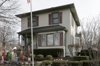 Colonial Apartments in Elmhurst, IL - Foto de edificio - Building Photo