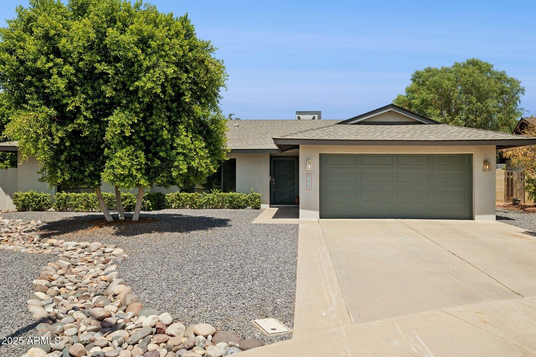 8626 E Clarendon Ave in Scottsdale, AZ - Building Photo