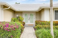 675 Harbour Dr in Naples, FL - Foto de edificio - Building Photo