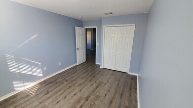 8007 Sutton Terrace Ln in Tampa, FL - Building Photo - Building Photo