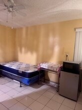 6560 Grant Ct in Hollywood, FL - Foto de edificio - Building Photo