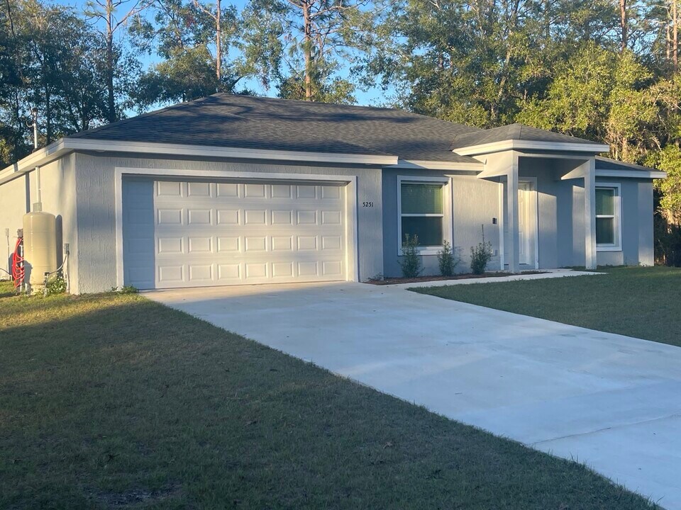 5251 E Backner Ln in Inverness, FL - Foto de edificio