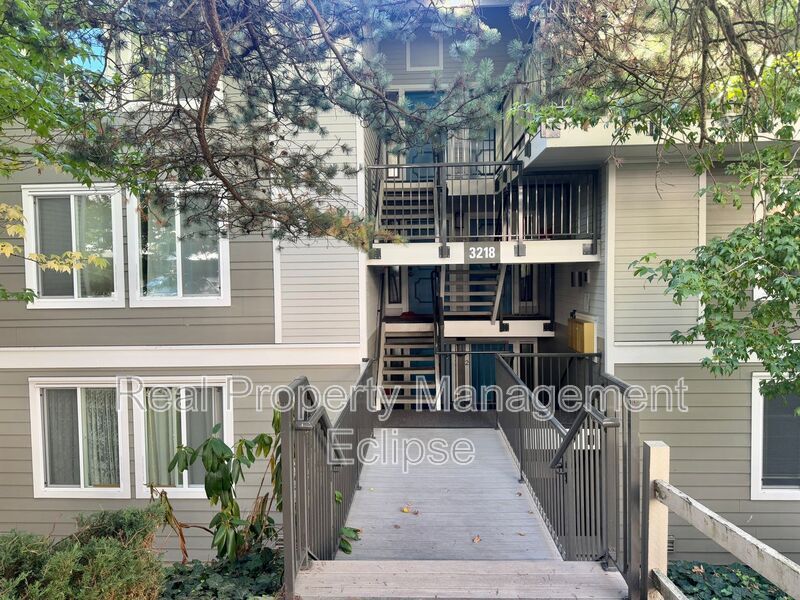3218 80th Ave SE in Mercer Island, WA - Building Photo