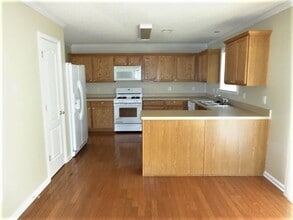 2440 Hampton Estates Dr SW in Marietta, GA - Foto de edificio - Building Photo