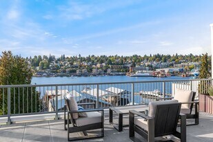 Flow Eastlake Apartments in Seattle, WA - Building Photo