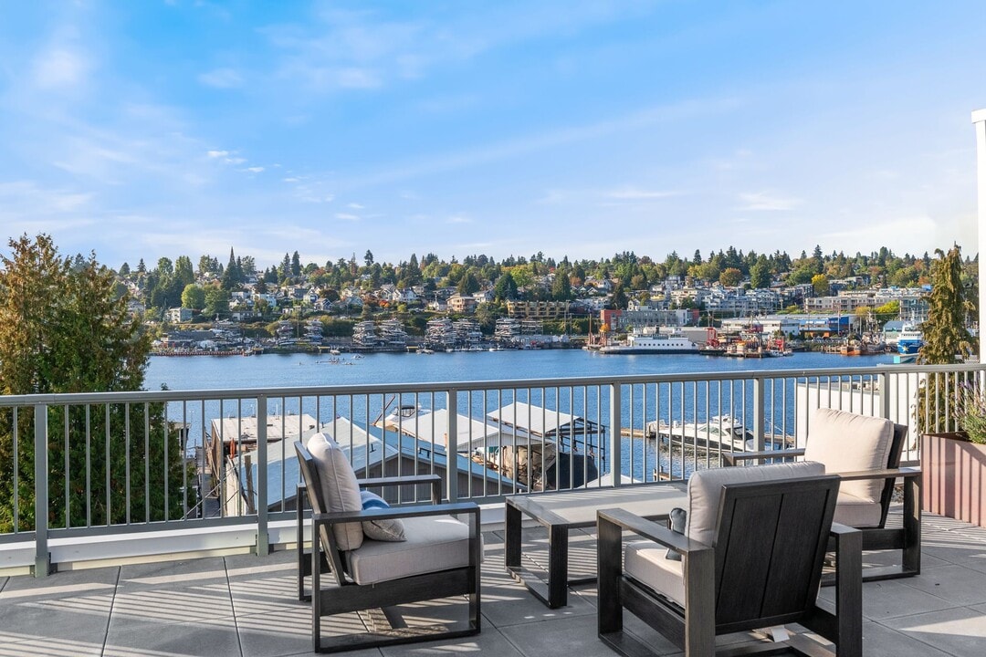Flow Eastlake Apartments in Seattle, WA - Building Photo