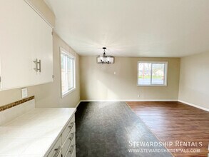 325 Schooling St in Harrisburg, OR - Building Photo - Building Photo