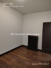 2460 W Kilbourn Ave in Milwaukee, WI - Foto de edificio - Building Photo