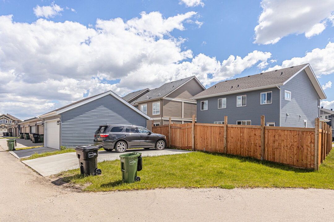 3074 Paisley SW in Edmonton, AB - Building Photo