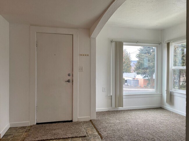 1508 Mt Hood St in The Dalles, OR - Building Photo - Building Photo