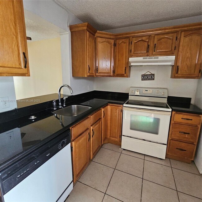 8700 N Sherman Cir in Miramar, FL - Building Photo - Building Photo