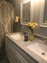 11 Indian Lake Pky, Unit 1 in Worcester, MA - Foto de edificio - Building Photo