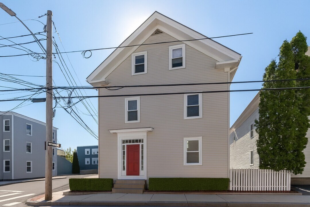 25 Essex St, Unit 25 Essex St Unit #1 in Salem, MA - Building Photo