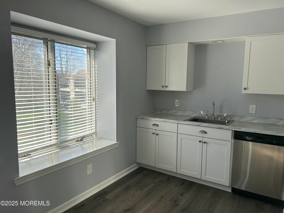 105 Mt Ln in Manasquan, NJ - Building Photo