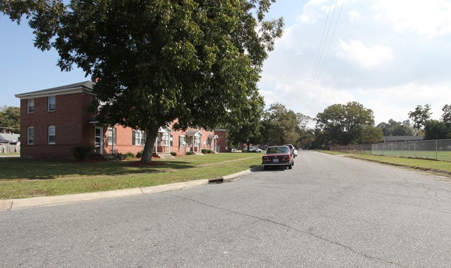 Park Court Apartments in Goldsboro, NC - Foto de edificio - Building Photo